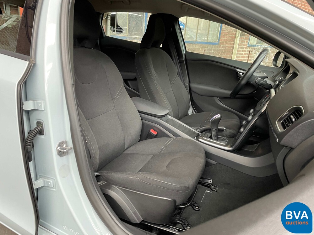 Volvo V40 1.6 D2 Kinetic 114pk 2013 -Original NL-, 1-SNX-70.