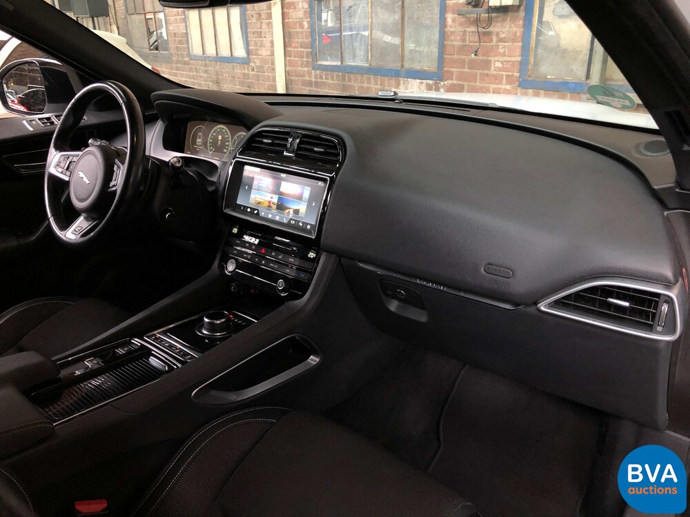 Jaguar F-Pace 20d Portfolio R-Sport 180pk 2016 -Original NL-, KR-430-X.