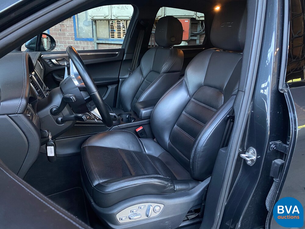 Porsche Macan GTS V6 Bi-Turbo 360hp 2016 Facelift, L-748-DB.