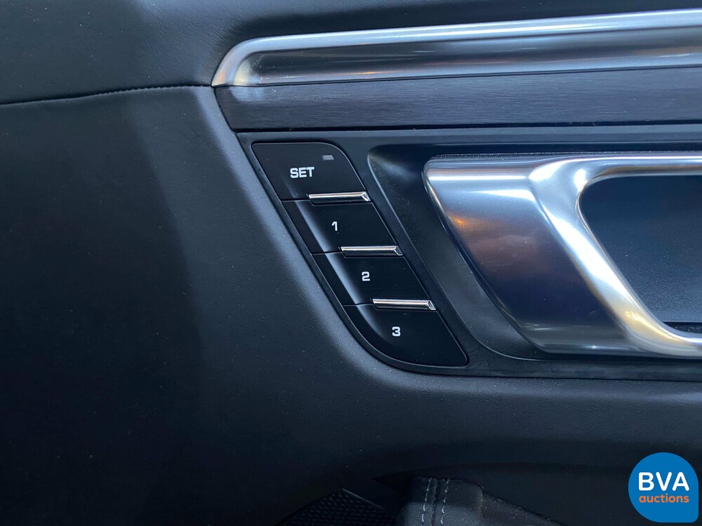 Porsche Macan GTS V6 Bi-Turbo 360hp 2016 Facelift, L-748-DB.