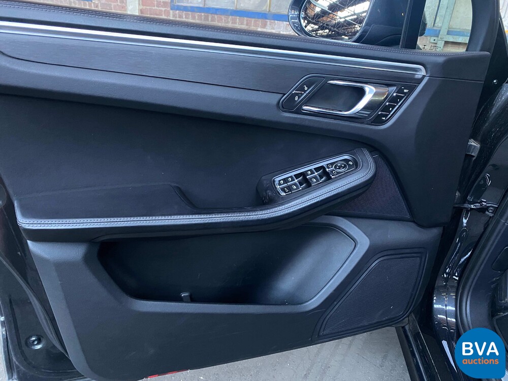 Porsche Macan GTS V6 Bi-Turbo 360hp 2016 Facelift, L-748-DB.