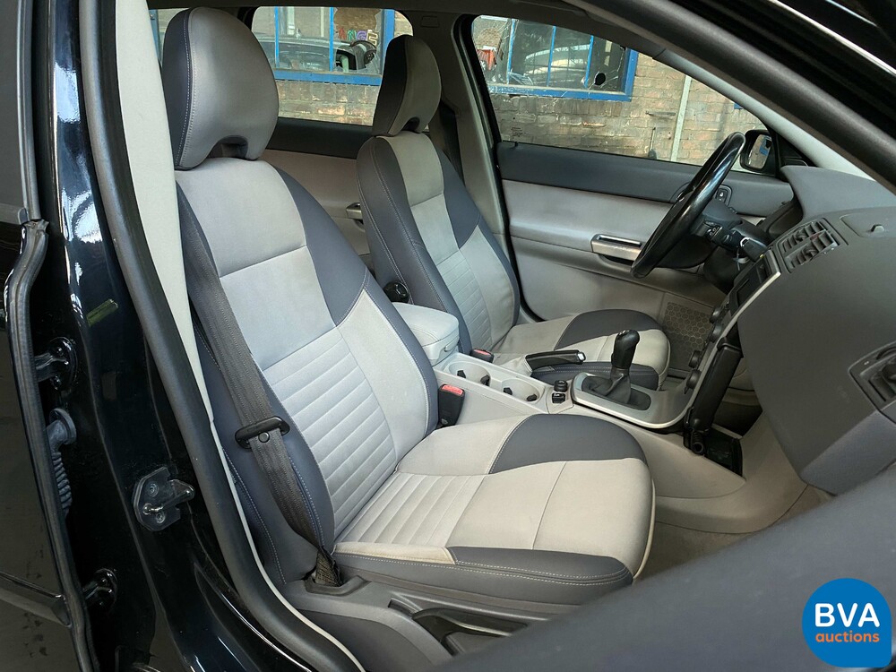 Volvo V50 T5 Five-cylinder 220hp 2005, 83-HVR-8.