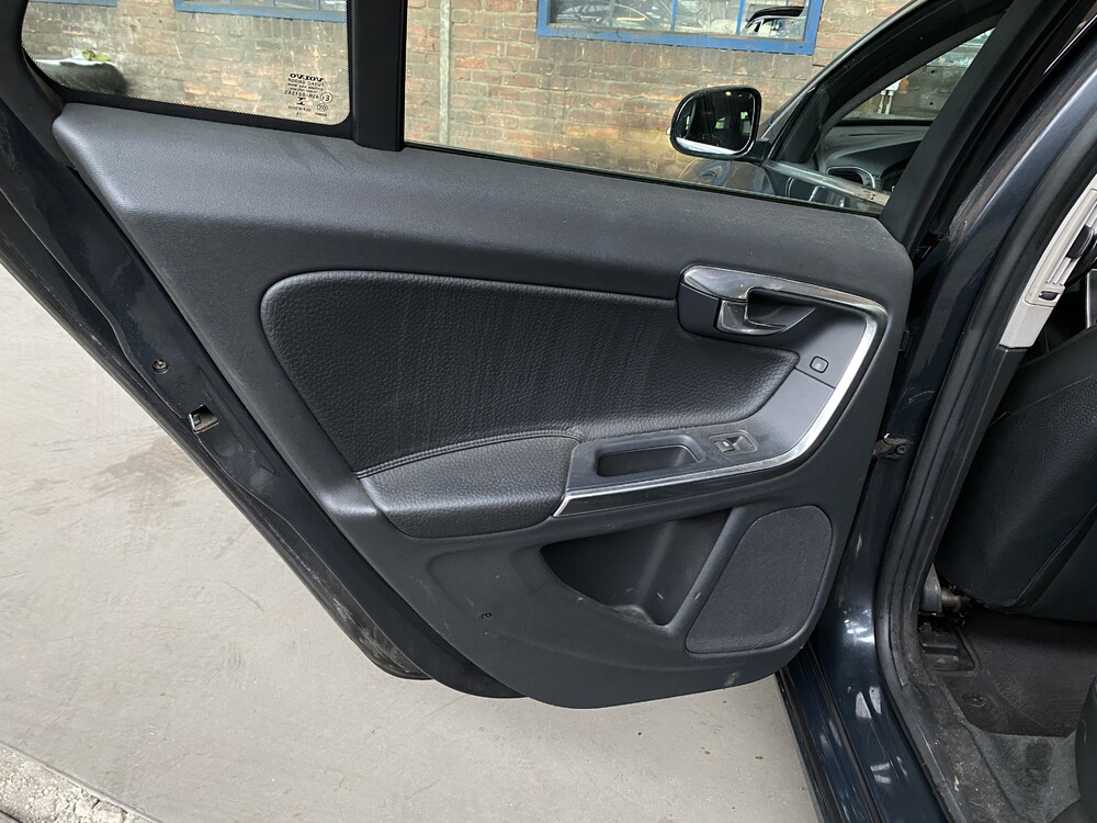 Volvo V60 2.4 D6 AWD Plug-In Hybrid Summum 285pk 2013, -Original NL- 6-SJD-47.