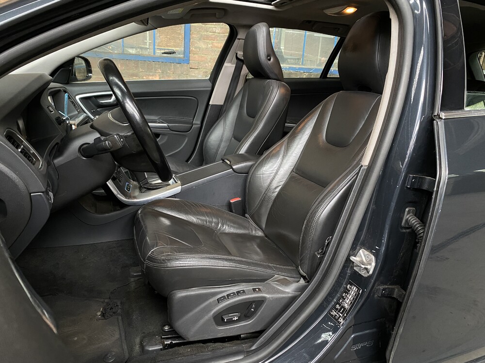 Volvo V60 2.4 D6 AWD Plug-In Hybrid Summum 285pk 2013, -Original NL- 6-SJD-47.