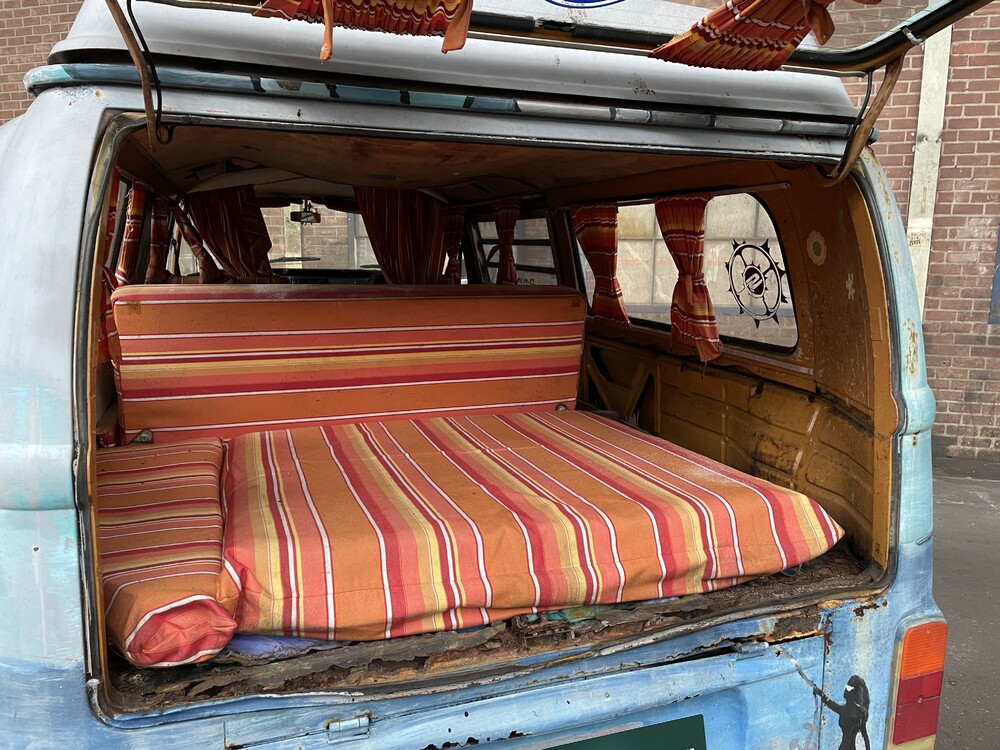 Volkswagen T2 Westfalia Wohnmobiltransporter 1972.