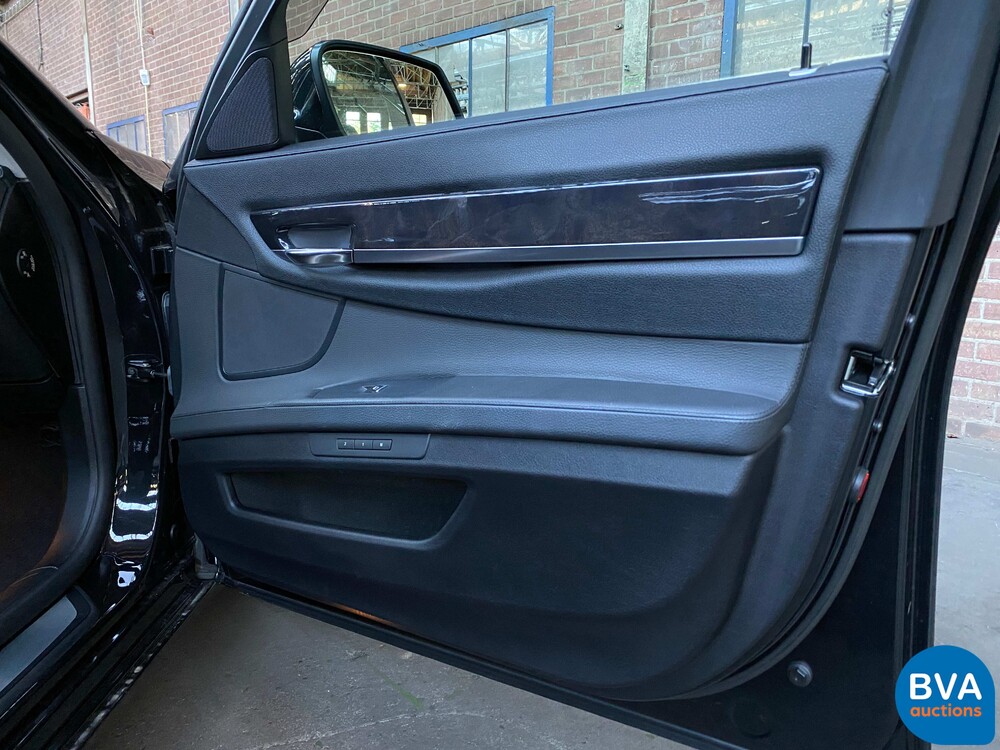 BMW 740i High-Executive 3.0 326 PS 2009.