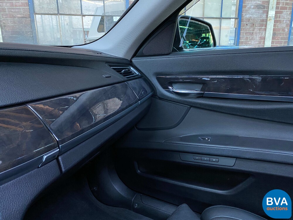 BMW 740i High-Executive 3.0 326 PS 2009.