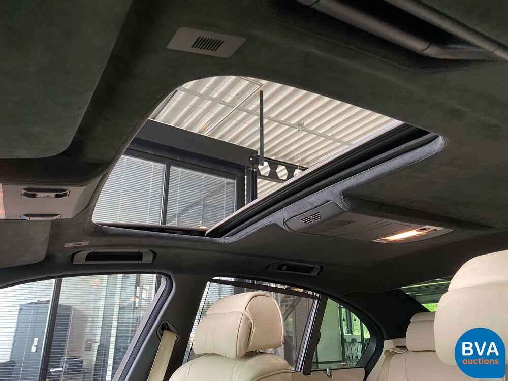 BMW 740i High Executive M-Sport 7er 306pk 2005 -Org NL-, 31-RT-XH.