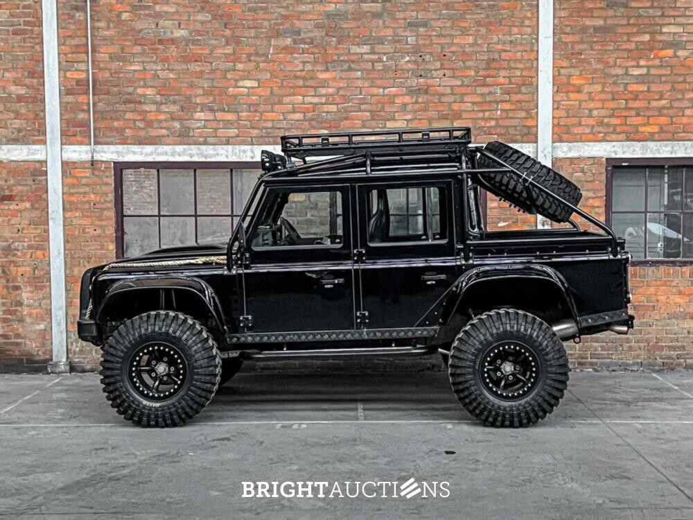 Land Rover Defender 2.5 TD5 110 SW G4 122hp 2004 (Original-NL), 69-NV-ZH (James Bond)
