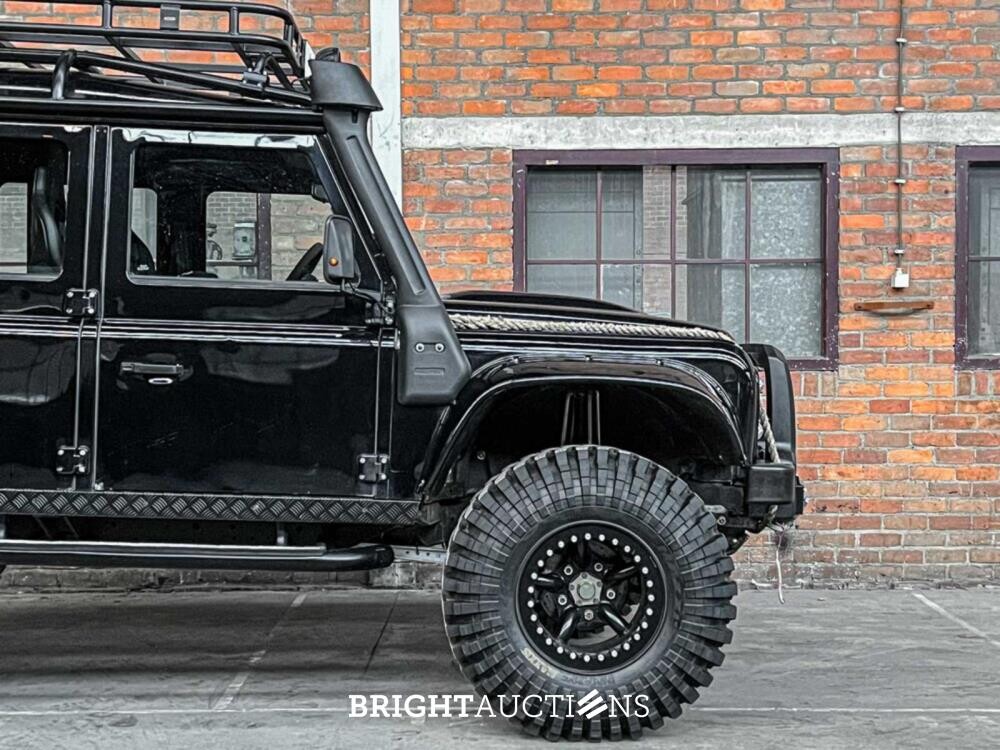 Land Rover Defender 2.5 TD5 110 SW G4 122hp 2004 (Original-NL), 69-NV-ZH (James Bond)
