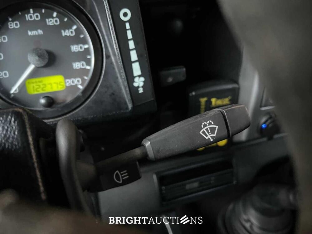 Land Rover Defender 2.5 TD5 110 SW G4 122hp 2004 (Original-NL), 69-NV-ZH (James Bond)
