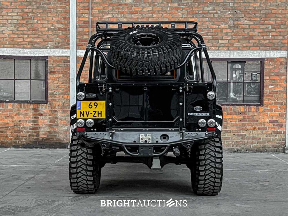 Land Rover Defender 2.5 TD5 110 SW G4 122hp 2004 (Original-NL), 69-NV-ZH (James Bond)

