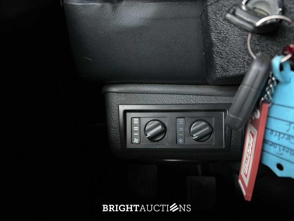 Land Rover Defender 2.5 TD5 110 SW G4 122hp 2004 (Original-NL), 69-NV-ZH (James Bond)
