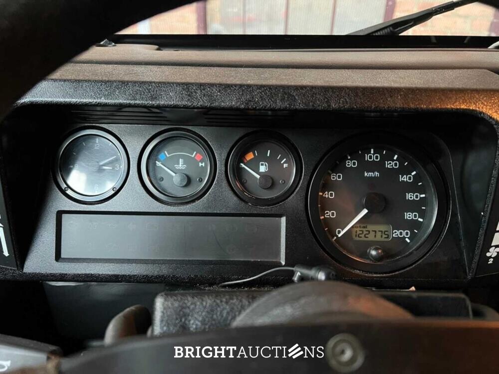 Land Rover Defender 2.5 TD5 110 SW G4 122hp 2004 (Original-NL), 69-NV-ZH (James Bond)
