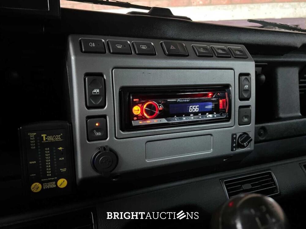 Land Rover Defender 2.5 TD5 110 SW G4 122hp 2004 (Original-NL), 69-NV-ZH (James Bond)
