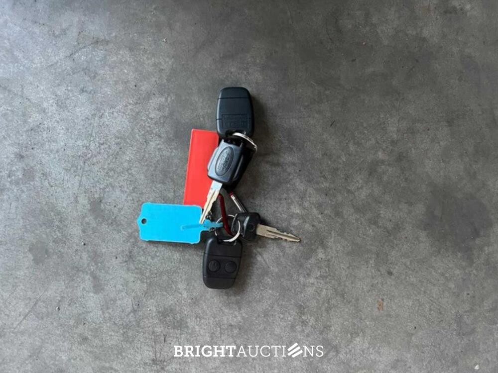 Land Rover Defender 2.5 TD5 110 SW G4 122hp 2004 (Original-NL), 69-NV-ZH (James Bond)
