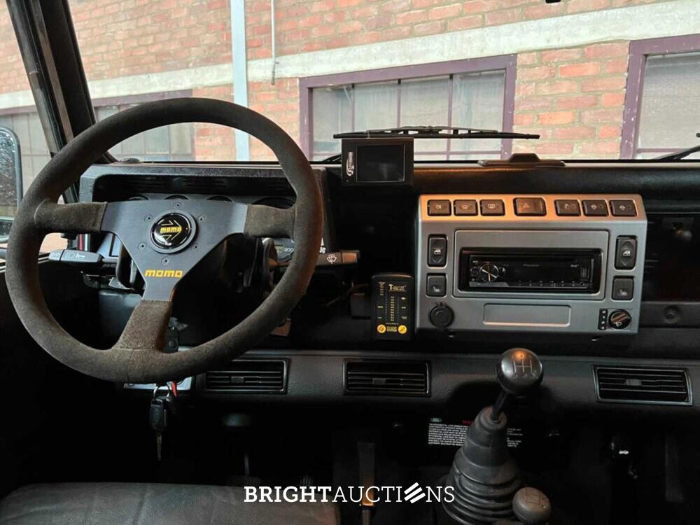 Land Rover Defender 2.5 TD5 110 SW G4 122hp 2004 (Original-NL), 69-NV-ZH (James Bond)
