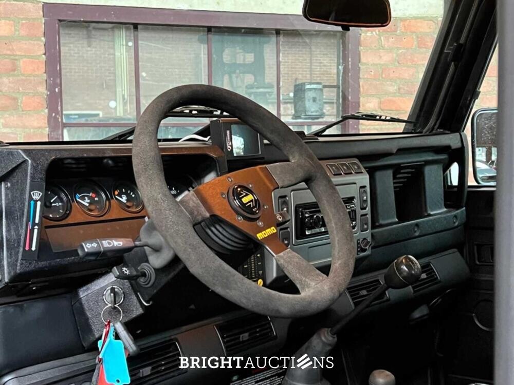 Land Rover Defender 2.5 TD5 110 SW G4 122hp 2004 (Original-NL), 69-NV-ZH (James Bond)
