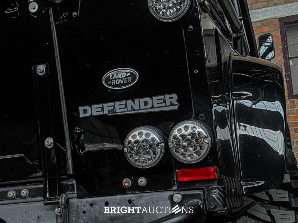 Land Rover Defender 2.5 TD5 110 SW G4 122hp 2004 (Original-NL), 69-NV-ZH (James Bond)
