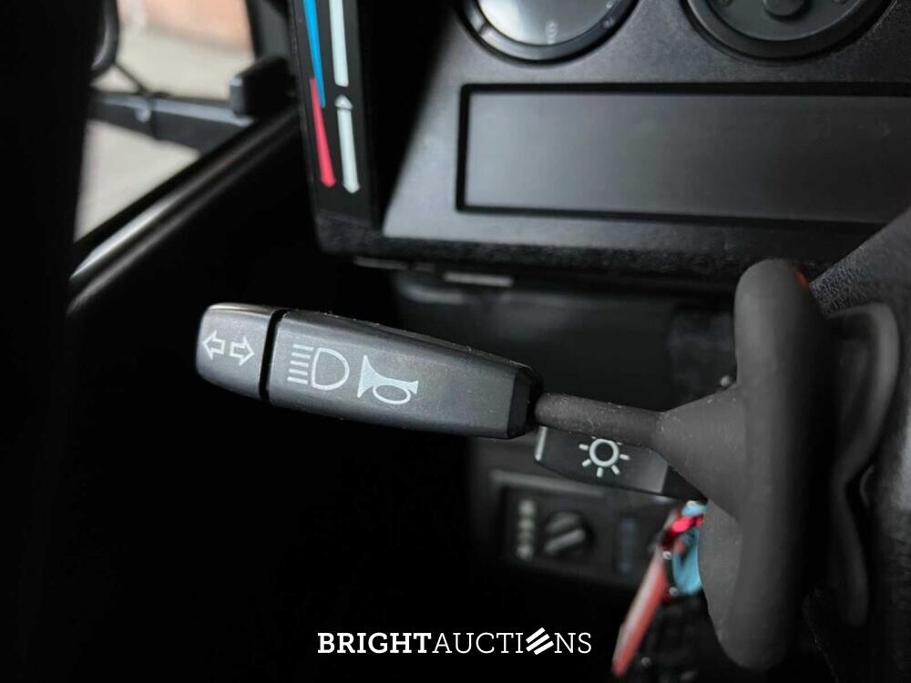 Land Rover Defender 2.5 TD5 110 SW G4 122hp 2004 (Original-NL), 69-NV-ZH (James Bond)
