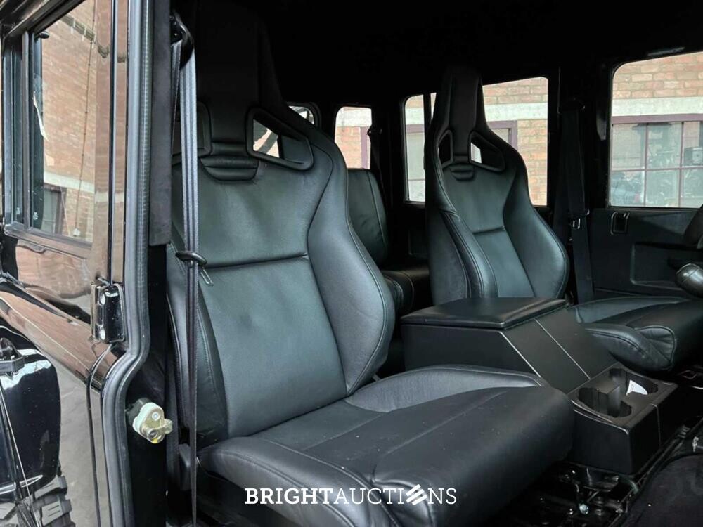 Land Rover Defender 2.5 TD5 110 SW G4 122hp 2004 (Original-NL), 69-NV-ZH (James Bond)
