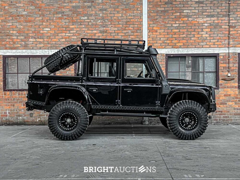 Land Rover Defender 2.5 TD5 110 SW G4 122hp 2004 (Original-NL), 69-NV-ZH (James Bond)
