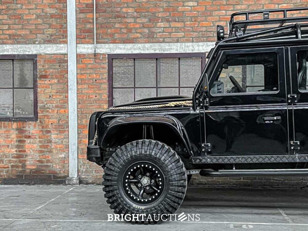Land Rover Defender 2.5 TD5 110 SW G4 122hp 2004 (Original-NL), 69-NV-ZH (James Bond)
