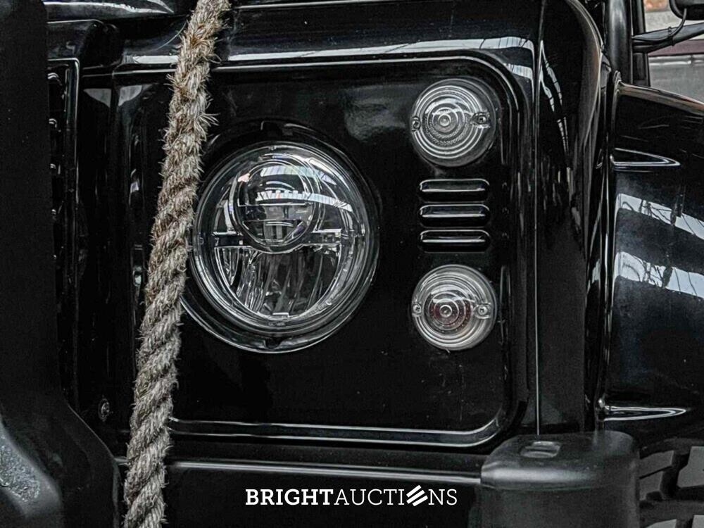 Land Rover Defender 2.5 TD5 110 SW G4 122hp 2004 (Original-NL), 69-NV-ZH (James Bond)
