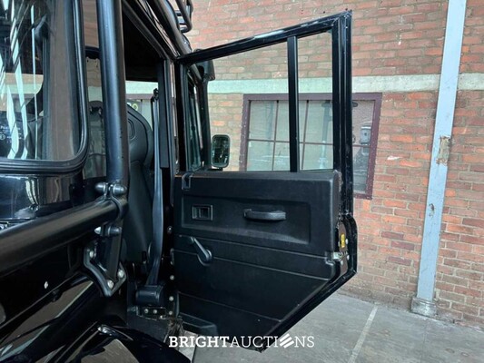 Land Rover Defender 2.5 TD5 110 SW G4 122pk 2004 (Origineel-NL), 69-NV-ZH (James Bond)
