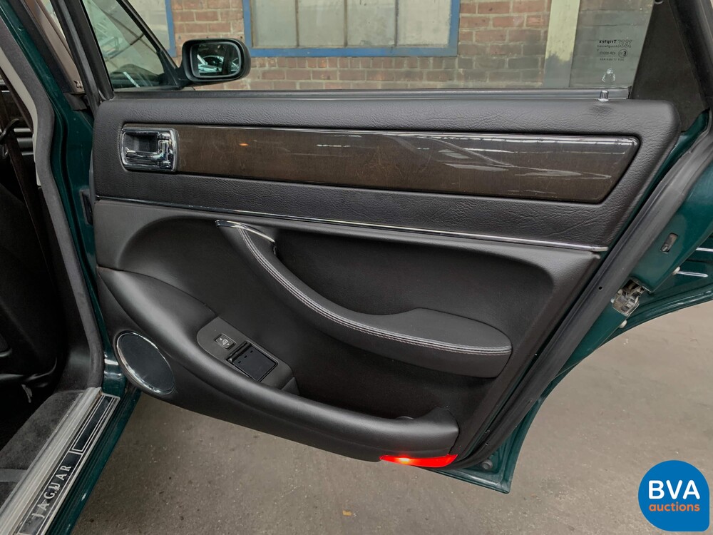 Jaguar XJR 4.0 Supercharged 320pk X300 1995, 46-RF-DD