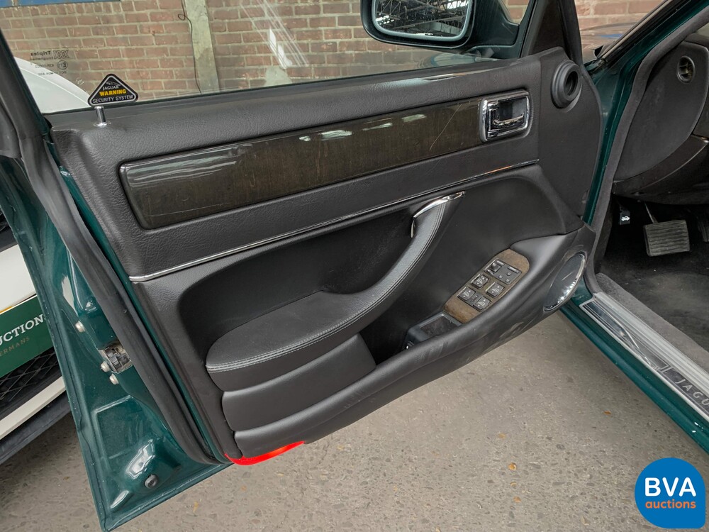 Jaguar XJR 4.0 Supercharged 320pk X300 1995, 46-RF-DD