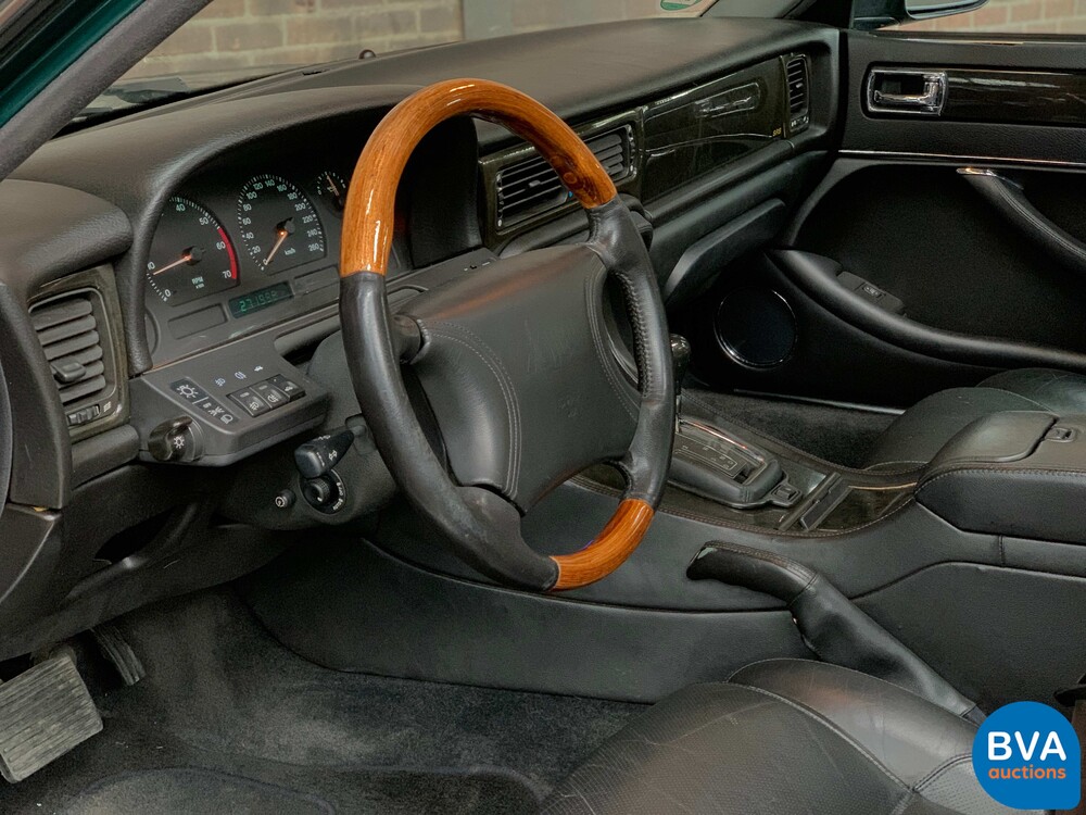 Jaguar XJR 4.0 Supercharged 320pk X300 1995, 46-RF-DD
