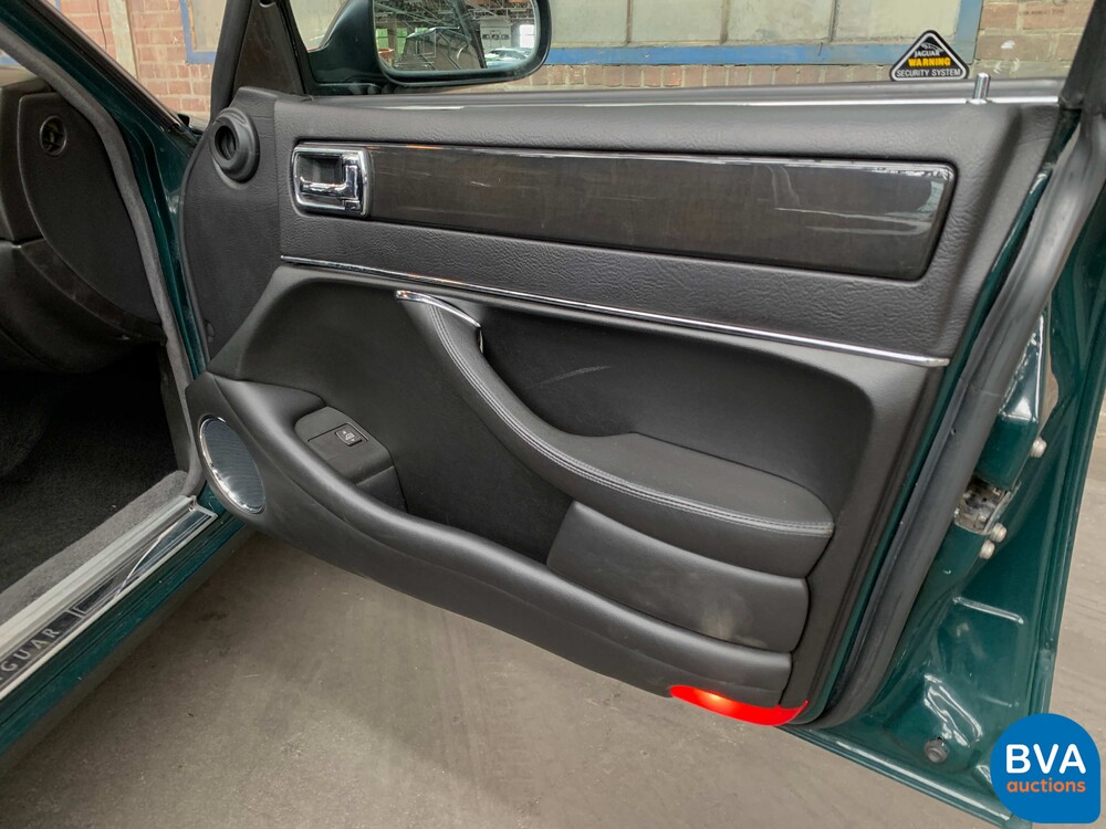 Jaguar XJR4.0 Kompressor 320 PS X300 1995, 46-RF-DD.