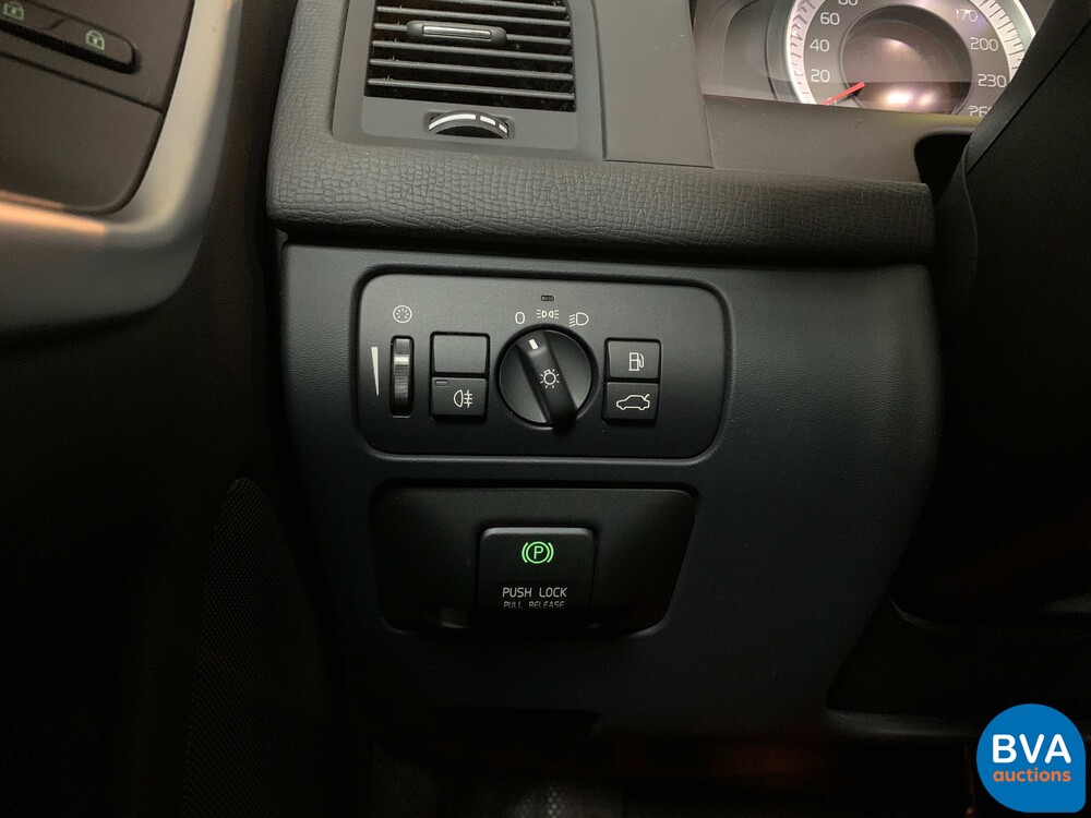 Volvo XC60 2.0 T5 Momentum 241pk 2011 -Org NL-, 81-PZG-6