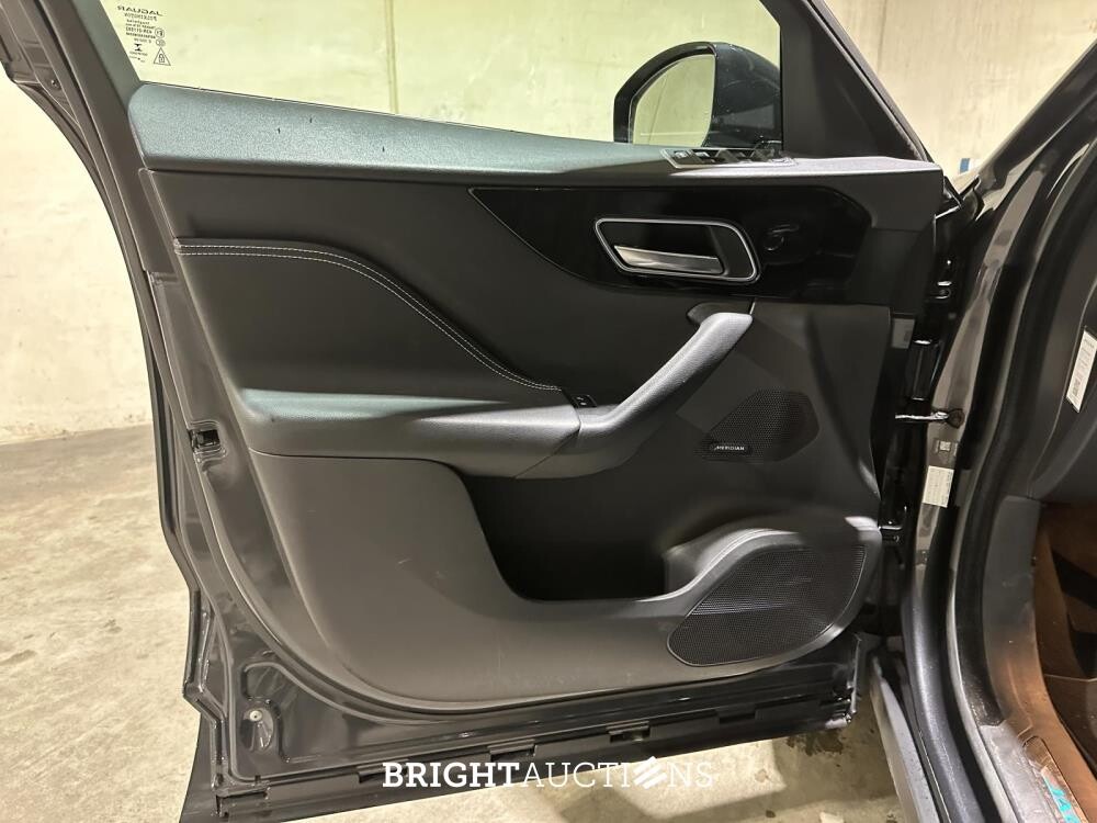 Jaguar F-PACE 2.0t AWD Portfolio 250pk 2019 (Origineel-NL), XH-556-V