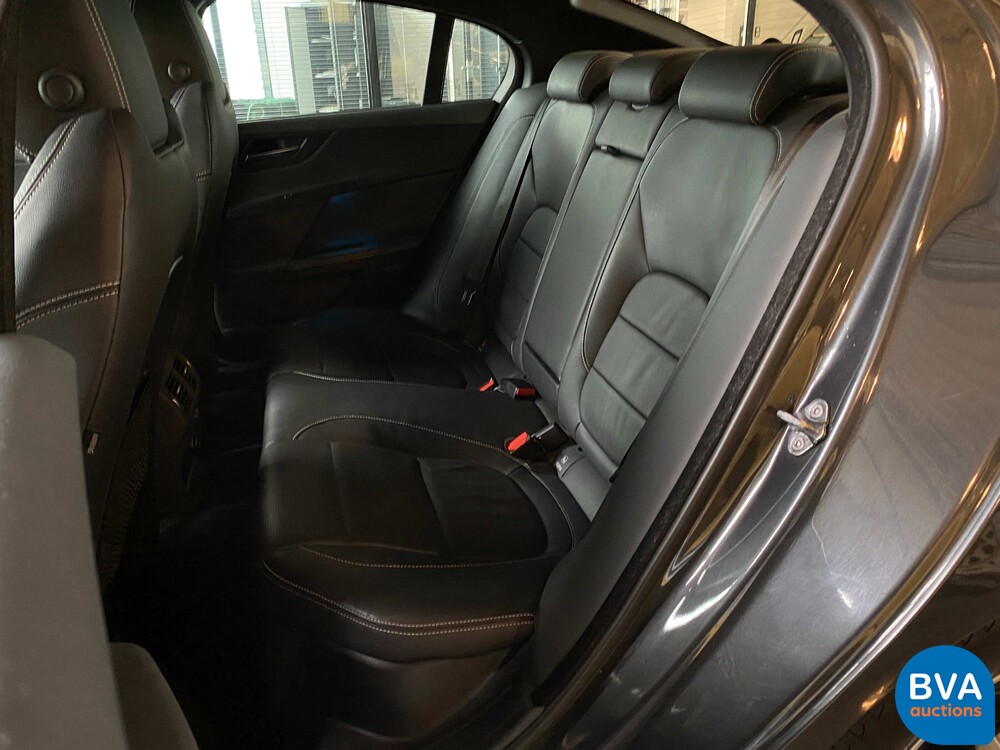 Jaguar XE2.0D R-Sport Portfolio 163pk 2018 -Org NL-, RP-369-X.