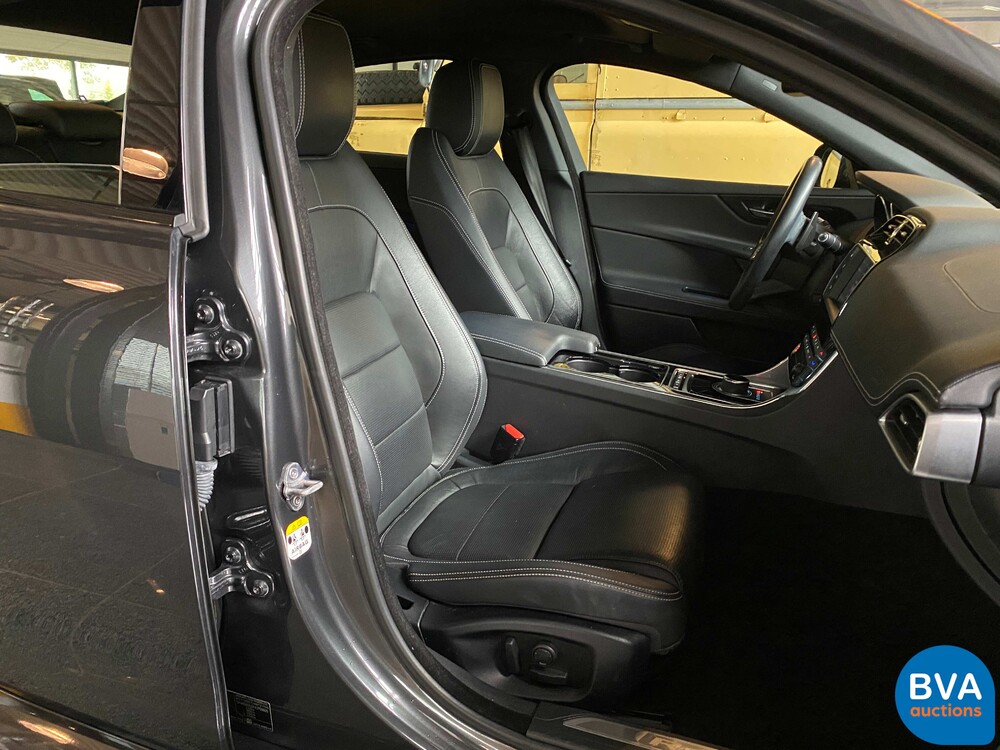 Jaguar XE2.0D R-Sport Portfolio 163pk 2018 -Org NL-, RP-369-X.