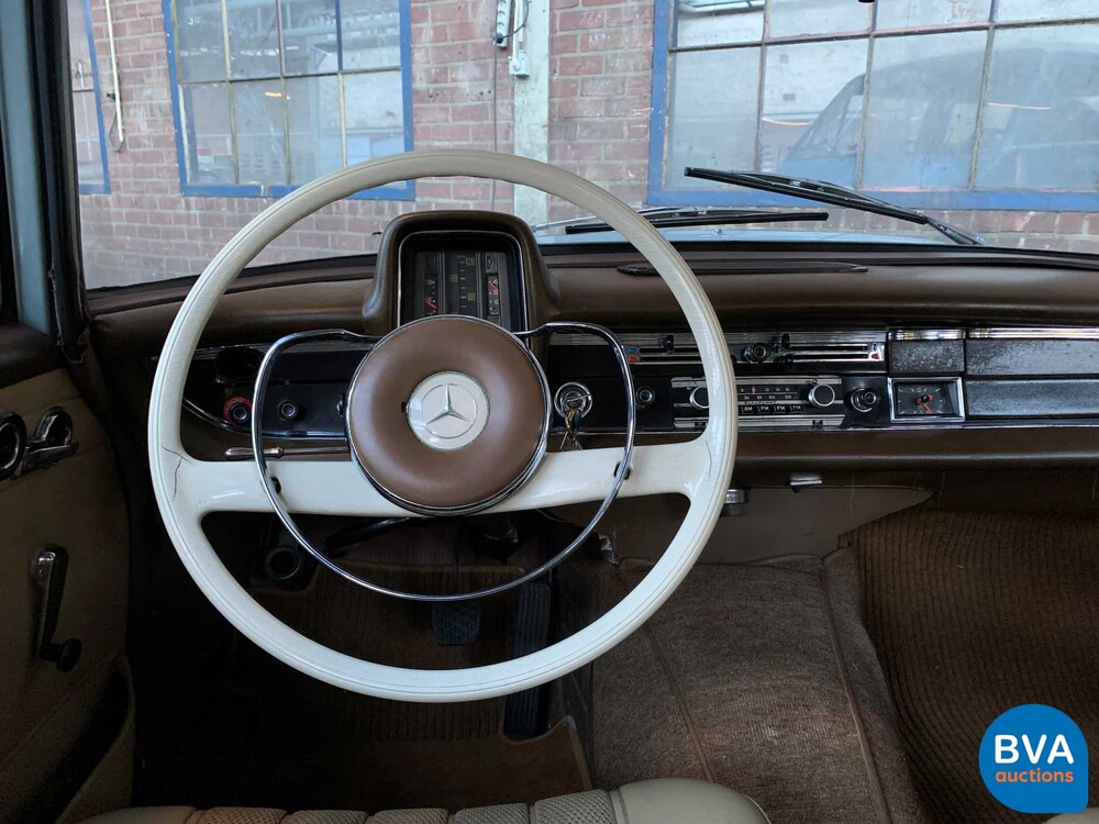 Mercedes-Benz 230 W110 Sedan 120pk 1966, DE-24-94