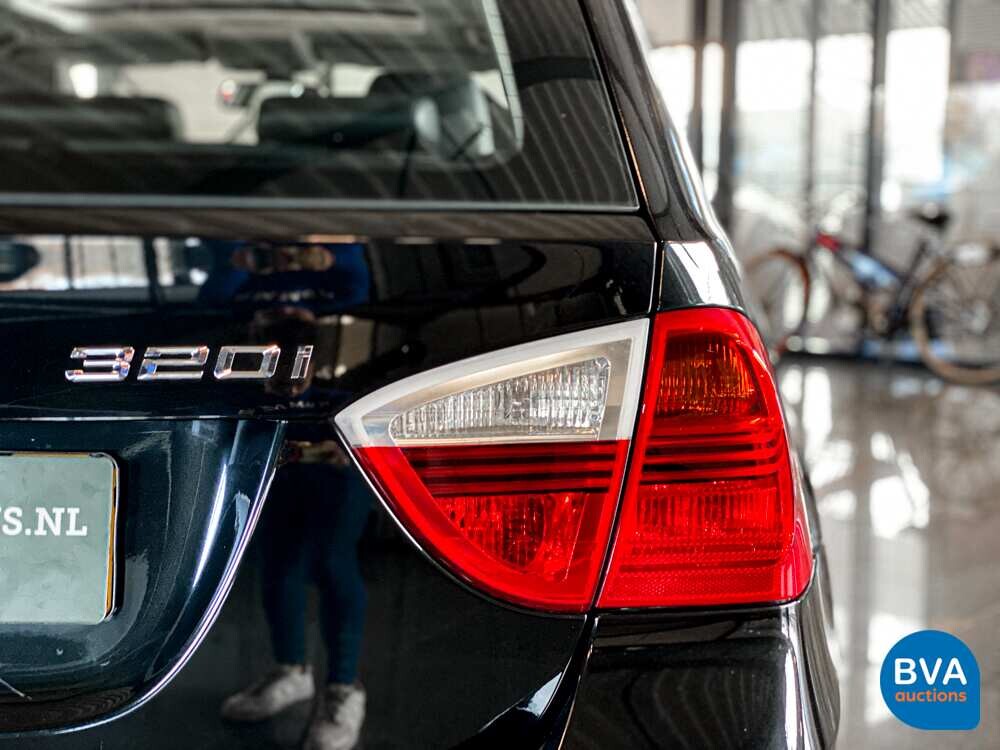 BMW 320i Executive 3-serie Touring 170pk 2008, 39-JFR-9