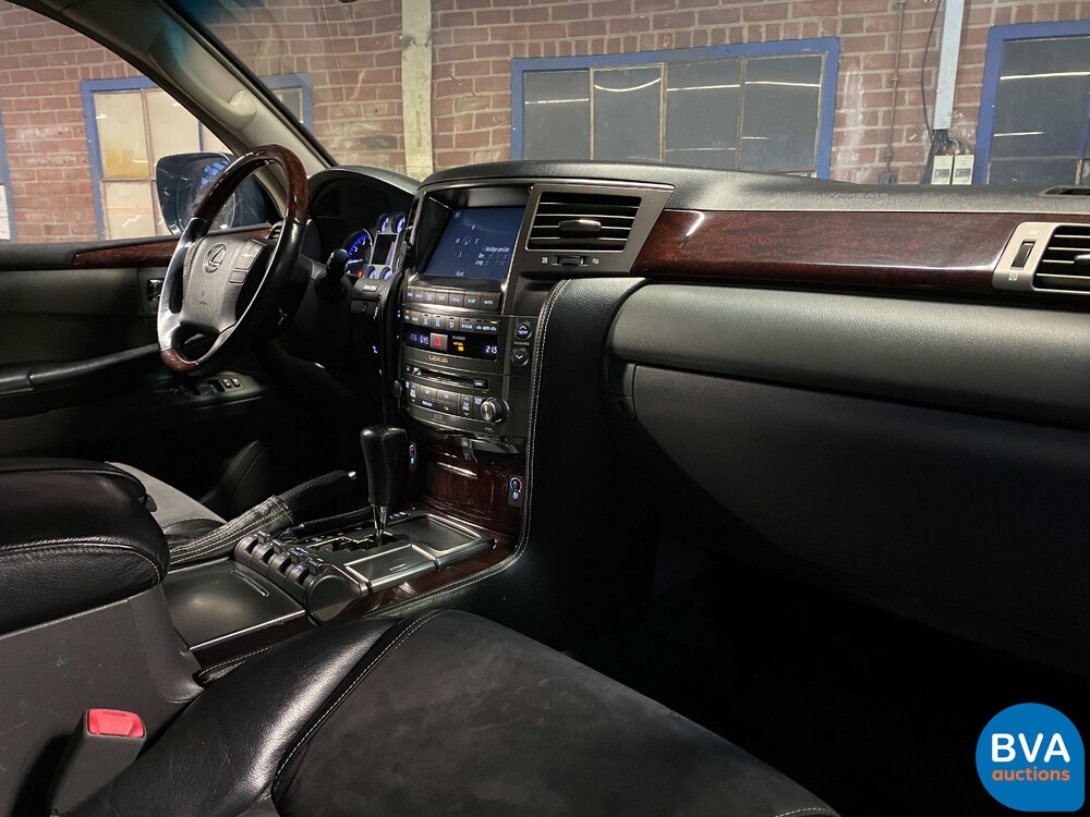 Lexus LX570 380 PS 2017.