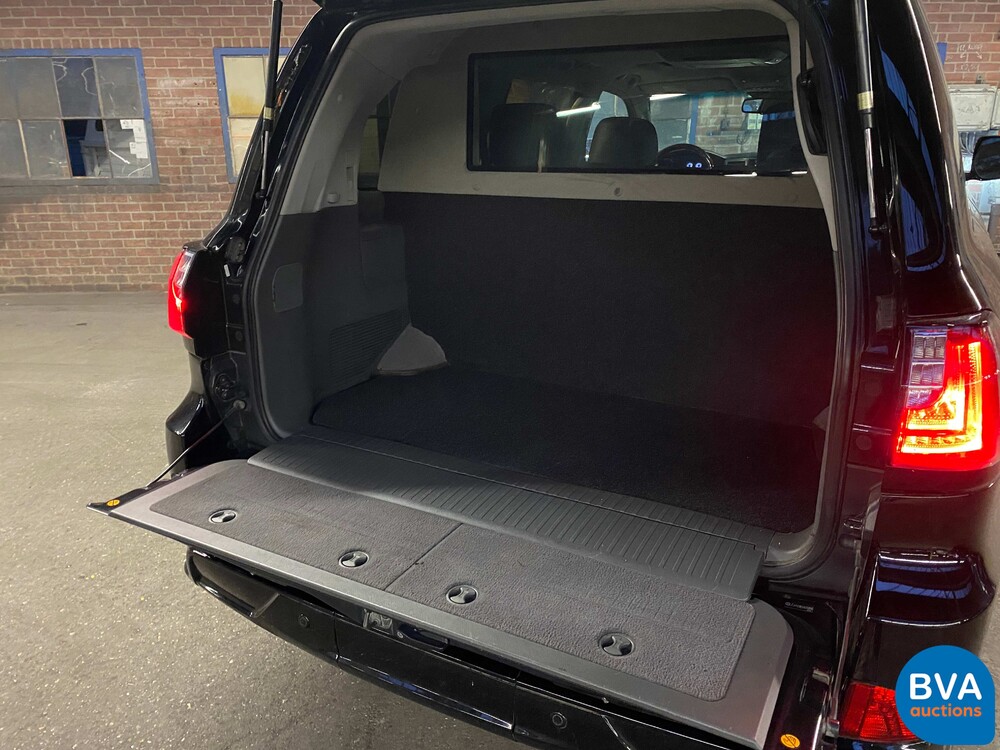 Lexus LX570 380 PS 2017.