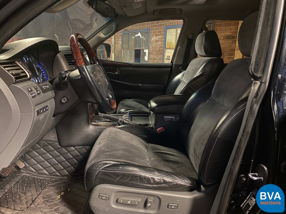 Lexus LX570 380 PS 2017.