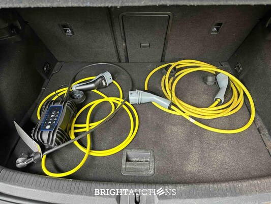 Volkswagen e-Golf 136pk 2019 (Origineel-NL), ZF-315-L