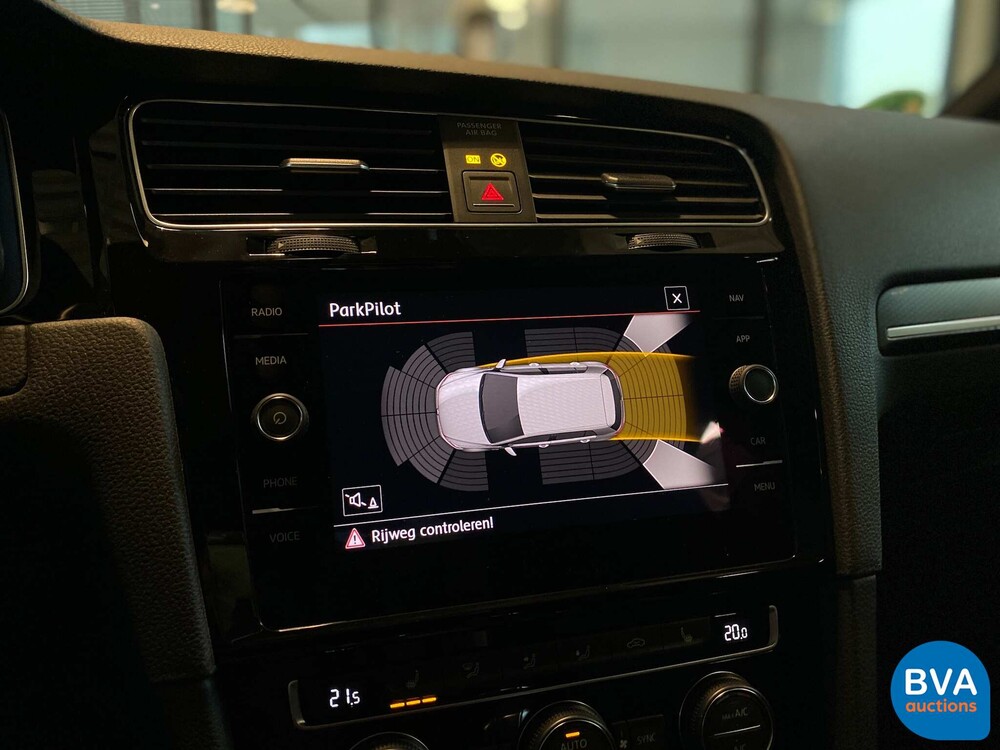 Volkswagen Golf GTI Performance 2.0 TSI FACELIFT 245pk 2017, NL registration.