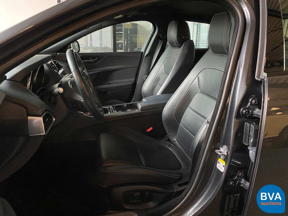 Jaguar XE 2.0D R-Sport Portfolio 163pk 2018 -Org NL-, RP-369-X.