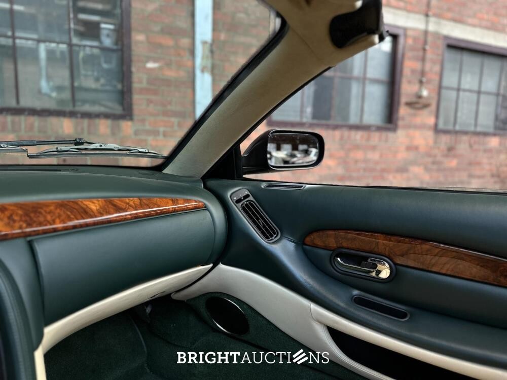 Aston Martin DB7 Volante 5.9 V12 Vantage Touchtronic 420pk 2002 (Origineel-NL), 40-JB-ZG Youngtimer