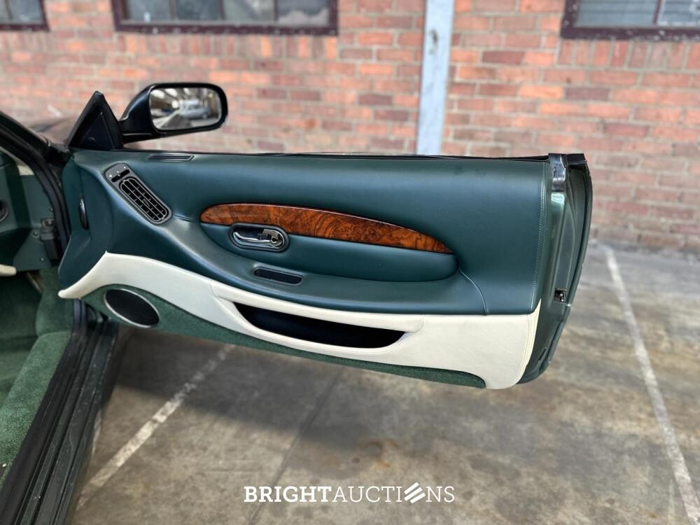 Aston Martin DB7 Volante 5.9 V12 Vantage Touchtronic 420pk 2002 (Origineel-NL), 40-JB-ZG Youngtimer