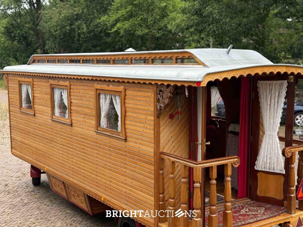 Rifra Saloon (EIGENBOUW - Pipowagen) 1953, LPL-80-D + Hanomag R442T-Brillant Tractor 42pk 1962, TDJ-78-P