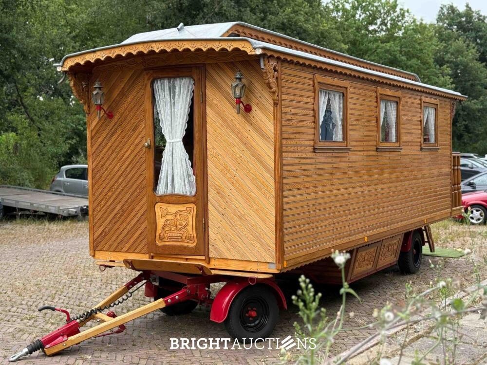 Rifra Saloon (EIGENBOUW - Pipowagen) 1953, LPL-80-D + Hanomag R442T-Brillant Tractor 42pk 1962, TDJ-78-P