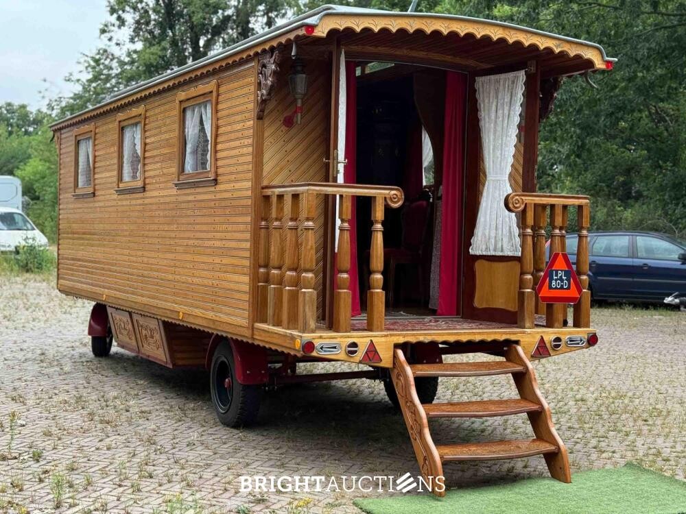 Rifra Saloon (EIGENBOUW - Pipowagen) 1953, LPL-80-D + Hanomag R442T-Brillant Tractor 42pk 1962, TDJ-78-P